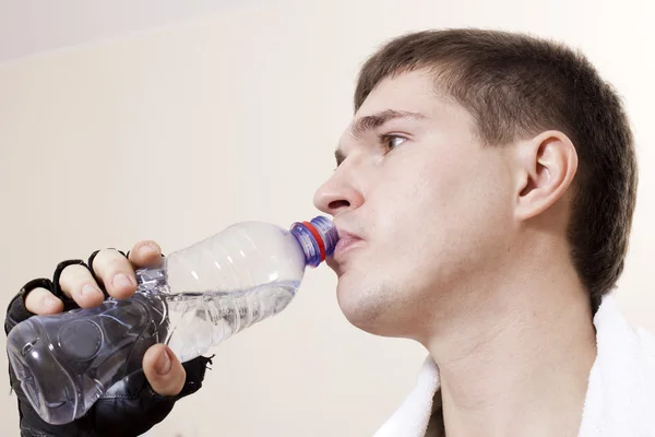 Sportsman drinks water — Stock Photo, Image