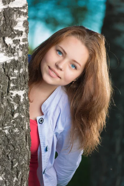 Kvinna över birch — Stockfoto