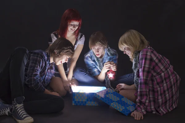 Adolescents avec boîte cadeau — Photo