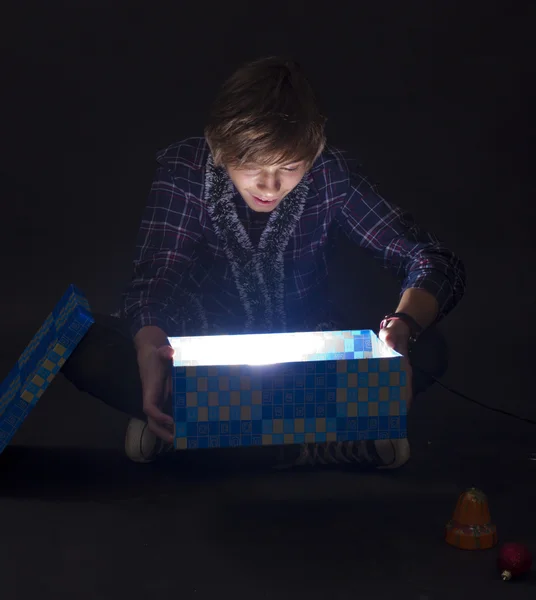 Niño con caja de regalo —  Fotos de Stock