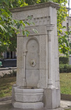 Bahçe içinde eski çeşme