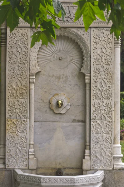 Vieja fuente en el jardín — Foto de Stock