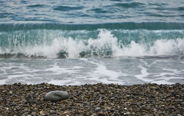 Alleen steen op strand — Stockfoto