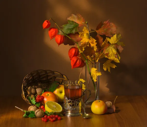 Autumn fruits and tea — Stock Photo, Image