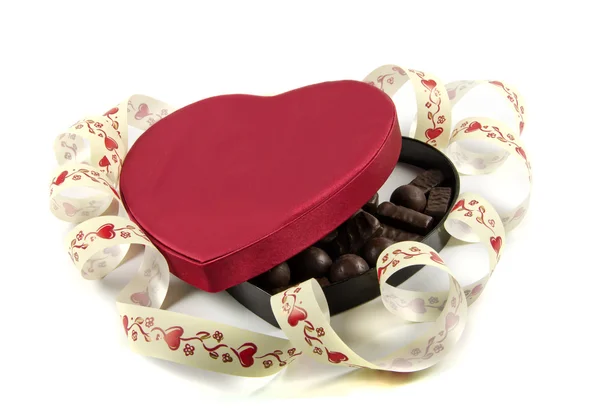 Scatola nella forma di cuore con caramelle — Foto Stock