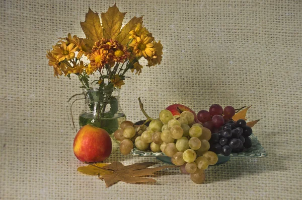 Bouquet autunnale e frutta — Foto Stock