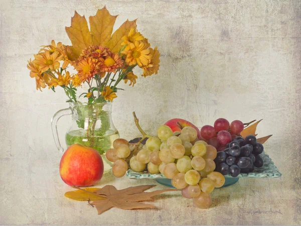 Bouquet autunnale e frutta — Foto Stock