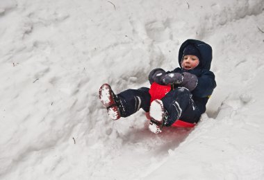 küçük çocuk bir kızağa binmek