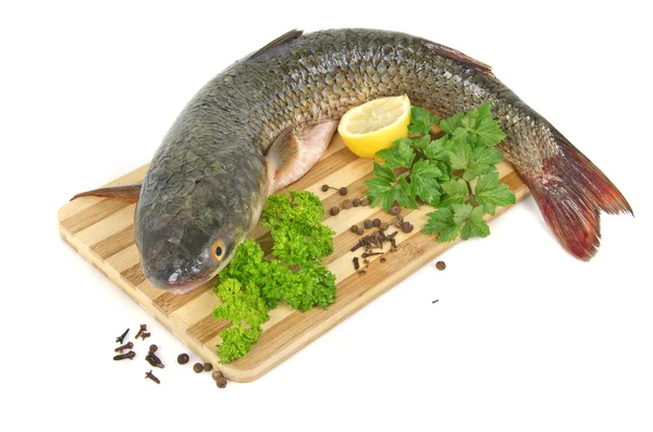 Pescado en la tabla de cortar —  Fotos de Stock