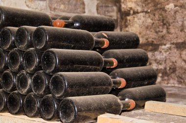 şarap şişeleri toplama