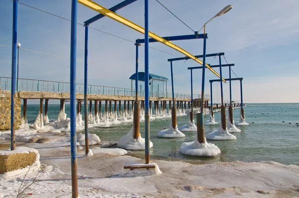 氷に覆われた桟橋 — ストック写真