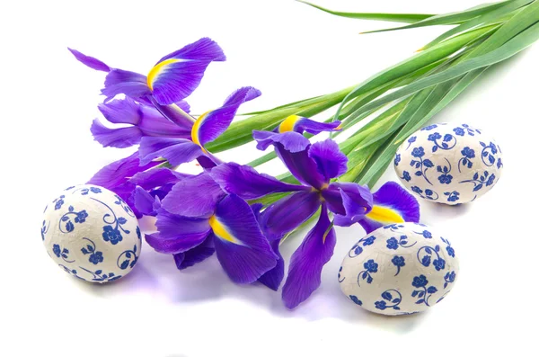 Tre uova di Pasqua con bouquet di iris — Foto Stock