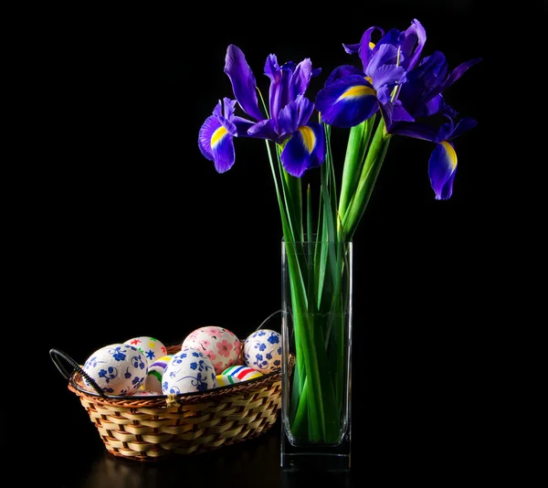 复活节彩蛋与虹膜花束 — 图库照片