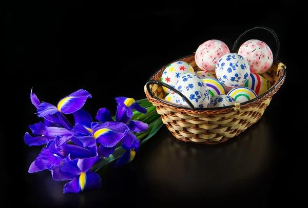 Huevos de Pascua en canasta de mimbre —  Fotos de Stock