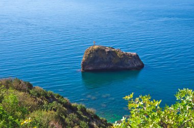 kayanın üzerinde çapraz
