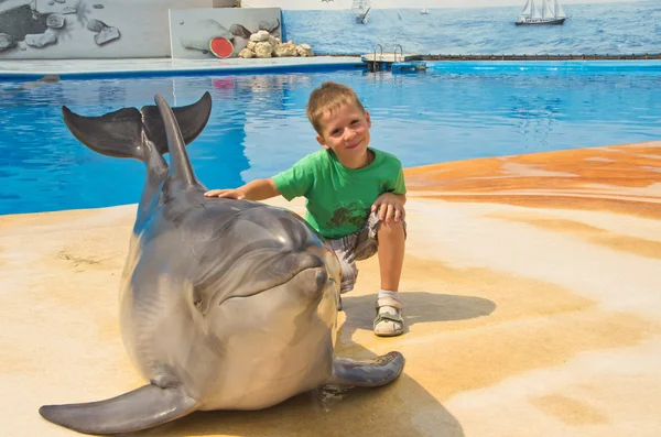 Jongen en dolfijn — Stockfoto