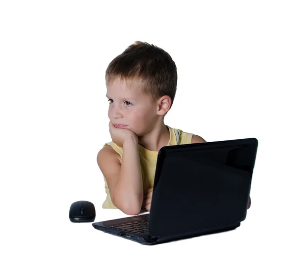 Jongen die op een laptop werkt — Stockfoto