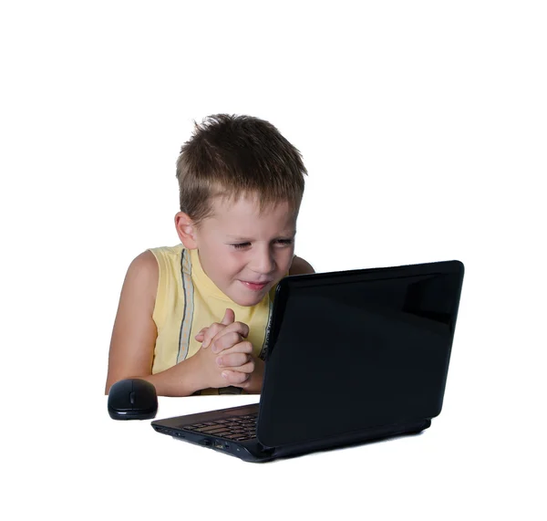 Jongen die op een laptop werkt — Stockfoto