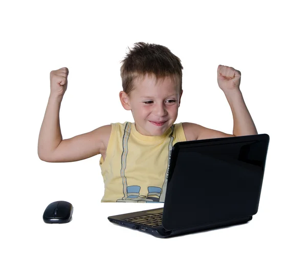 Jongen die op een laptop werkt — Stockfoto