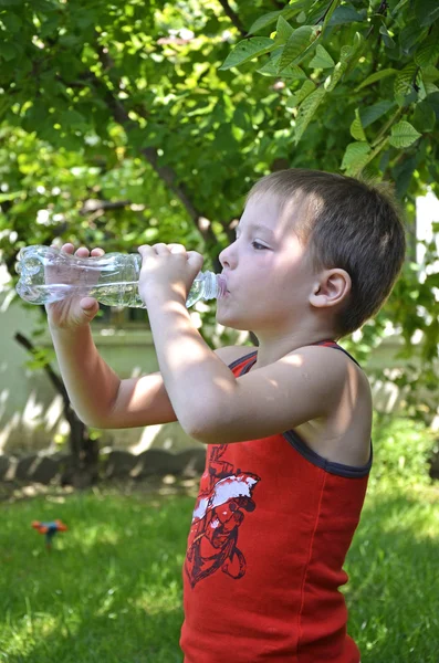 Jongen dranken water — Stockfoto