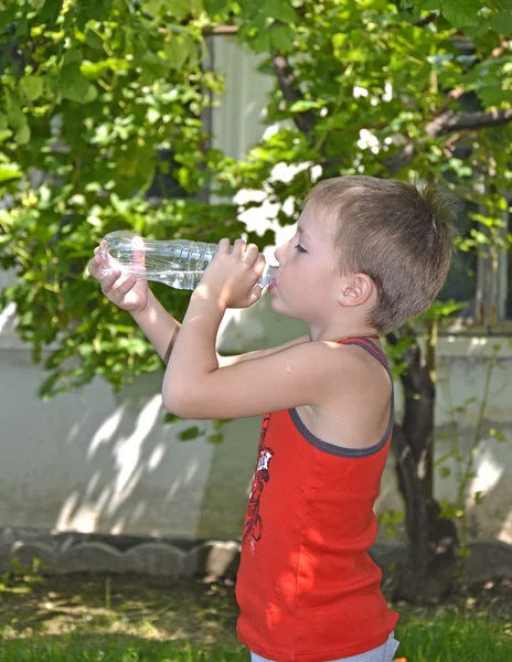 Jongen dranken water — Stockfoto