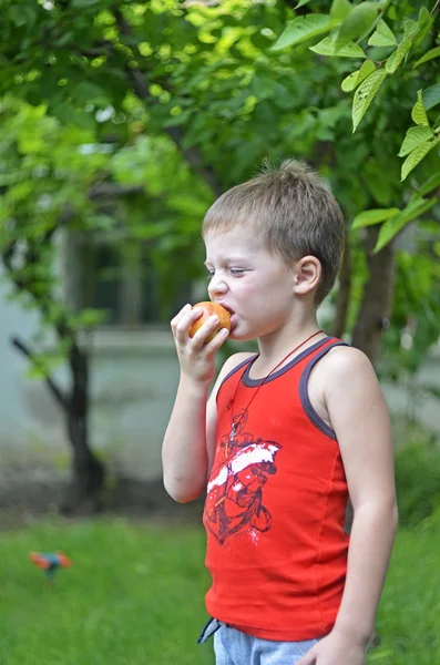 Garçon manger une pomme — Photo