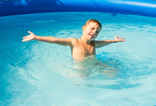 Jongen in het zwembad — Stockfoto
