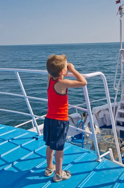 Jongen op schip — Stockfoto