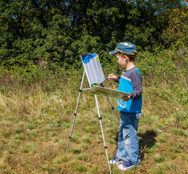 Garçon dessine une image — Photo