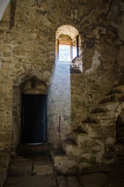 kilise içinde güneş ışığı