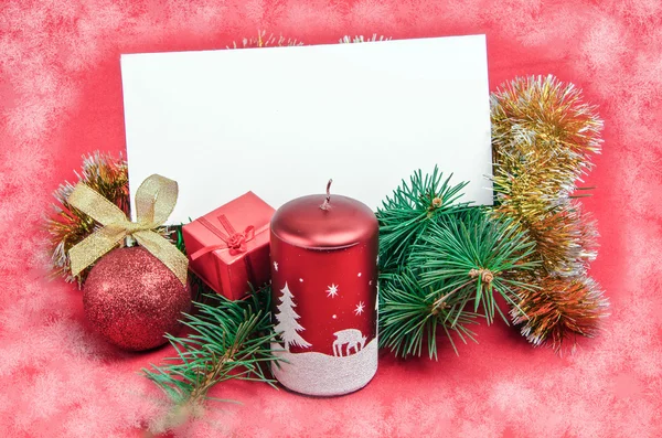 Decoraciones de Navidad con tarjeta en rojo —  Fotos de Stock