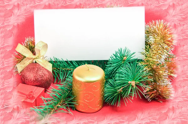 Vánoční ozdoby s kartou na červené — Stock fotografie
