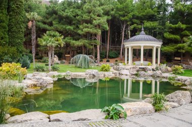 Beyaz köşk yakın göl