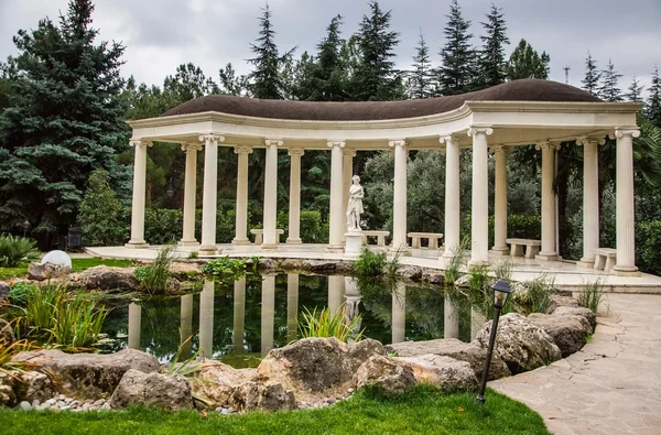 White pavilion near lake — Stock Photo, Image