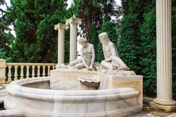 Estátua de casal amoroso — Fotografia de Stock