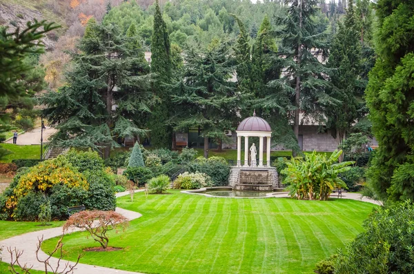 Lawn and arbor in park — Stock Photo, Image