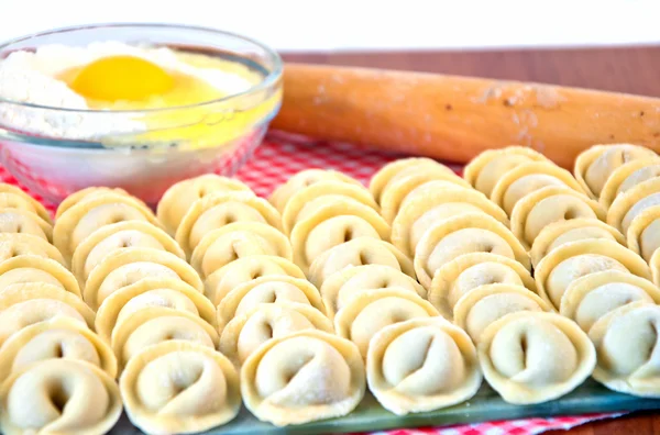 Rohe Ravioli in einer Reihe — Stockfoto