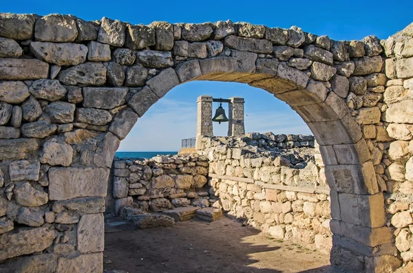 Campana antica contro rovine — Foto Stock