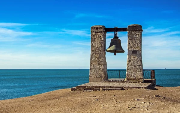 Campana antica contro mare — Foto Stock