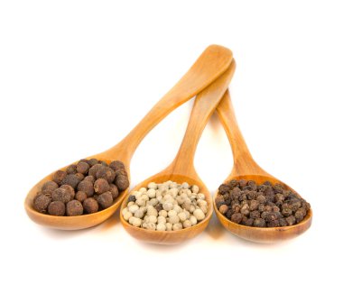 tahta kaşıklar içinde baharatlar