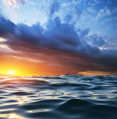 Wave op zonsondergang