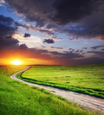 Yol şeridi ve derin mavi gökyüzü