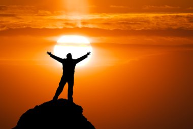 Adam dağ tepe üzerinde.