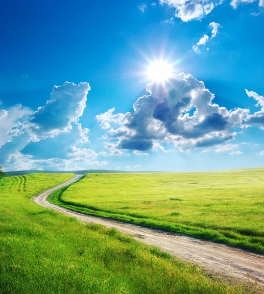 Carretera y cielo azul profundo —  Fotos de Stock