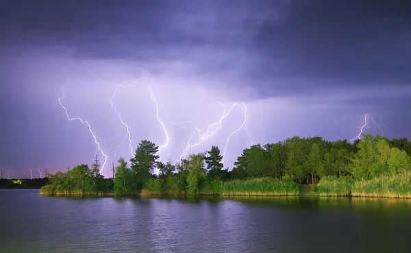 Blitz auf dem Fluss — Stockfoto
