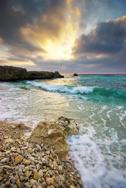 Meer und Felsen bei Sonnenuntergang. — Stockfoto