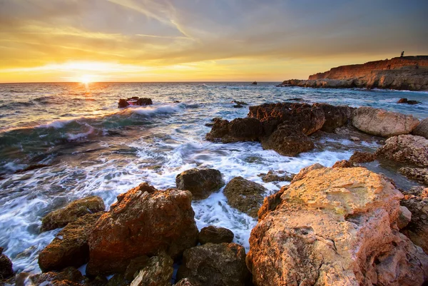 Meer und Felsen bei Sonnenuntergang — Stockfoto