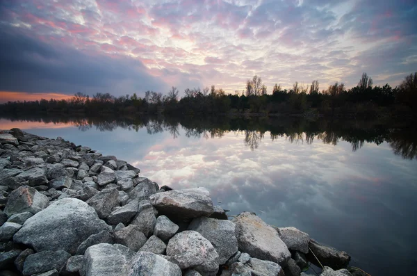 Sonnenuntergang am Fluss — Stockfoto