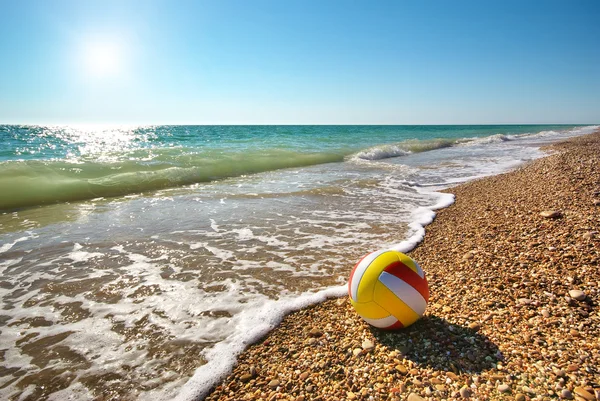 Bola na praia — Fotografia de Stock