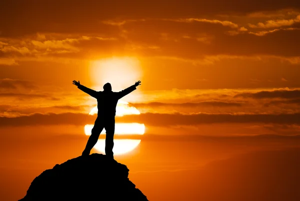 Man on peak of mountain. — Stock Photo, Image